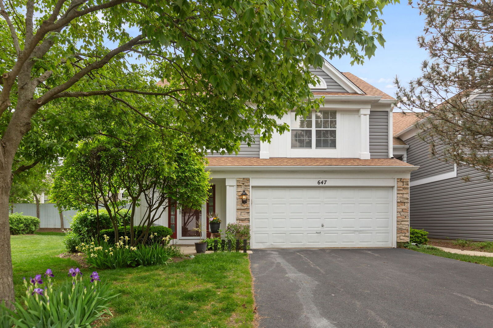 Property Photo:  647 N Charter Hall Drive  IL 60067 