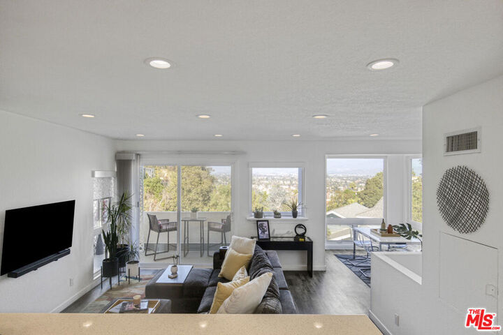Property Photo:  4112 Vanetta Place  CA 91604 
