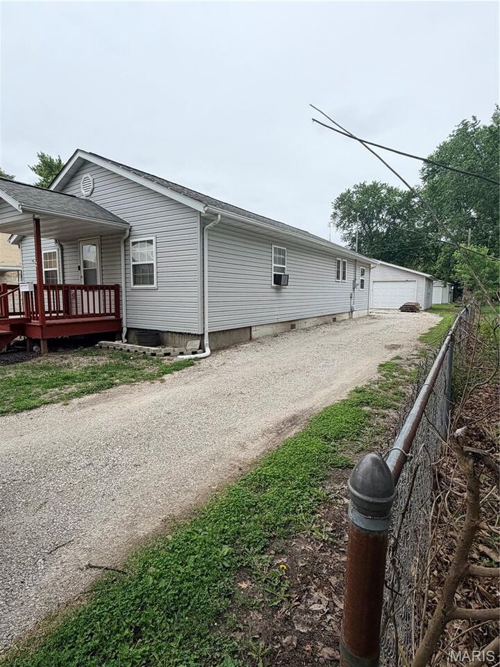 Property Photo:  1620 N Monroe Street  IL 62056 