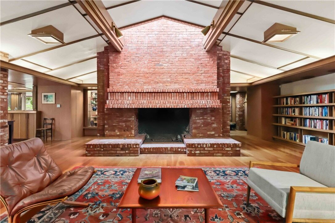 Property Photo:  951 N Pembroke Road  AR 72701 