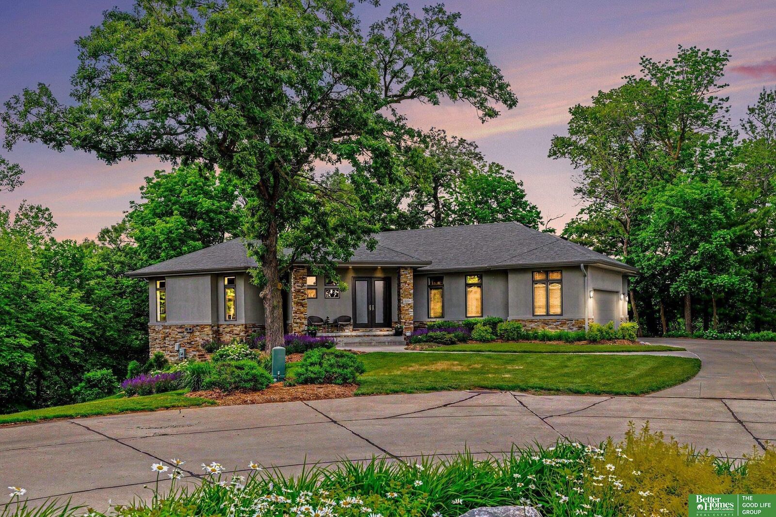 Property Photo: 10238 N 29th Court NE 68122