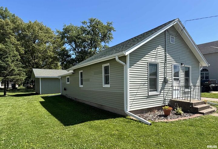 Property Photo:  209 W C Street  IL 61413 