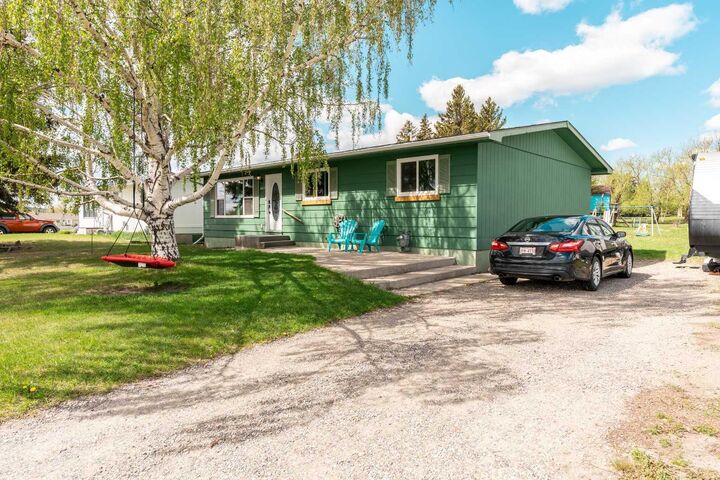 Property Photo: 447 9 Street W AB T0K 0K0