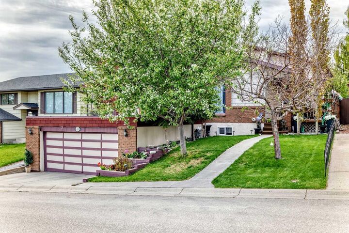 Property Photo: 43 Beaconsfield Way NW AB T3K 1W9