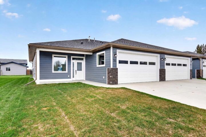 Property Photo:  610 4 Avenue SW 32  AB T0M 1X0 