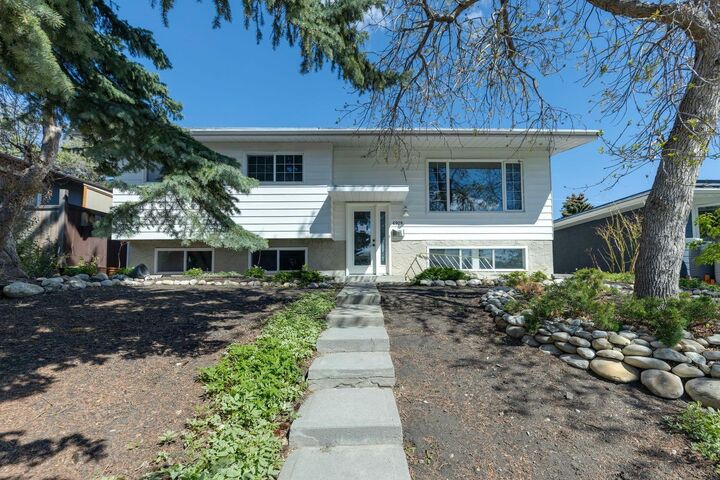 Property Photo:  6928 Hunterbow Crescent NW  AB T2K 4R5 