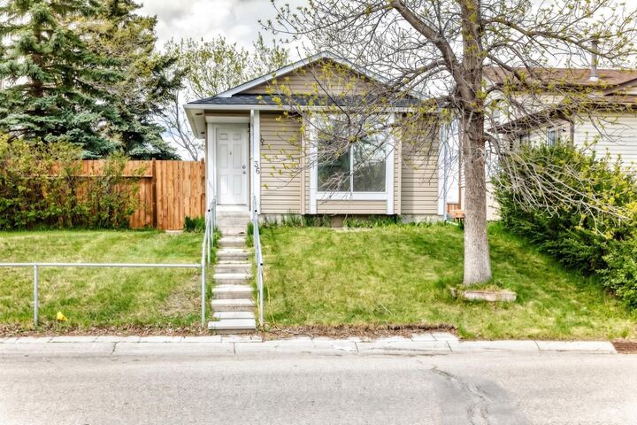 Photo de la propriété:  36 Castleglen Way NE  AB T3J 1T3 