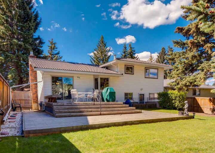 Property Photo:  4808 Valiant Drive NW  AB T3A 1X2 