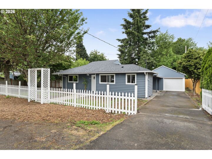 Property Photo:  8923 SE Clinton St  OR 97266 