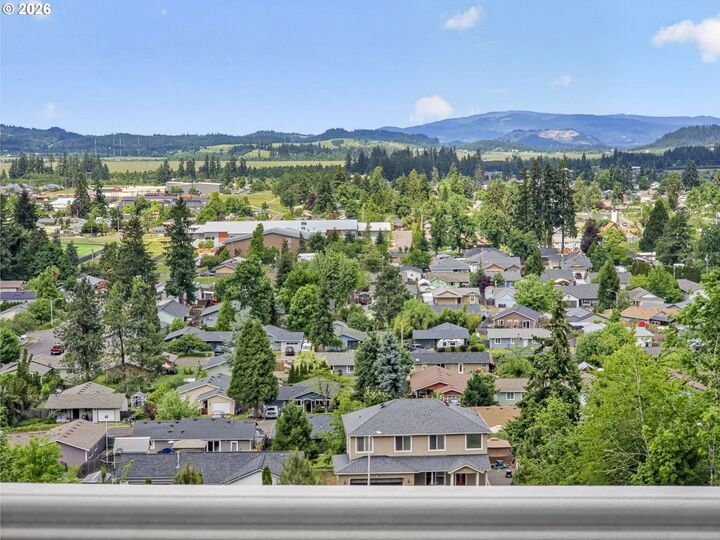 Property Photo:  733 Queens Ave  OR 97426 