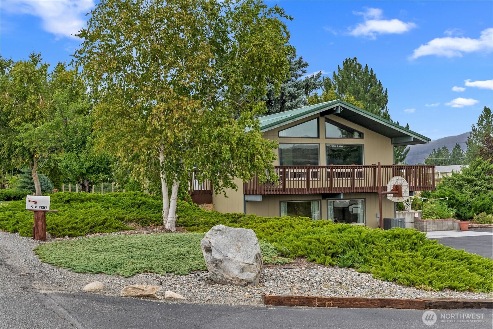Property Photo: 5 Parkway Street W WA 98841