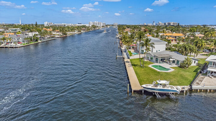 Property Photo:  35 Castle Harbor Isle Drive  FL 33308 