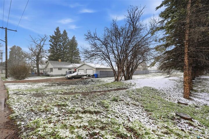 Property Photo:  746 7th Street E  SK S6V 0T1 