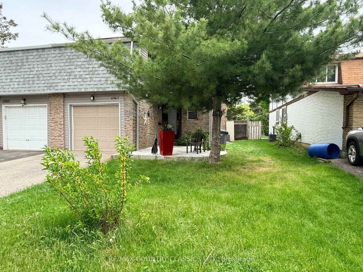 Property Photo: 6963 Pamplona Mews ON L5N 1S5