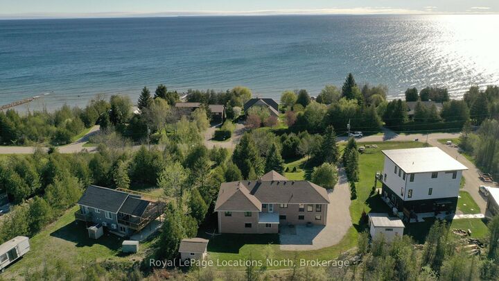 252 Lakeshore Road N — photo 1