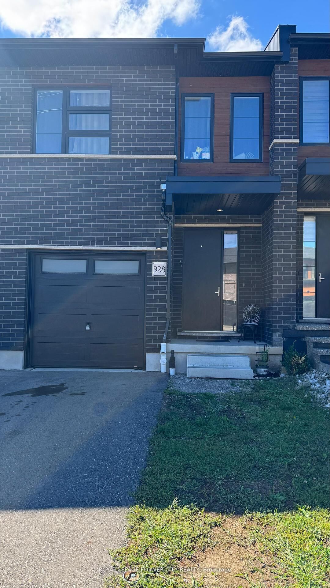 Property Photo: 928 Robert Ferrie Drive ON N2R 0P9