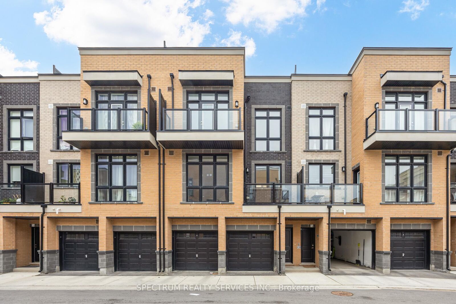 Property Photo: 7 Phelps Lane 3 ON L4E 1J4