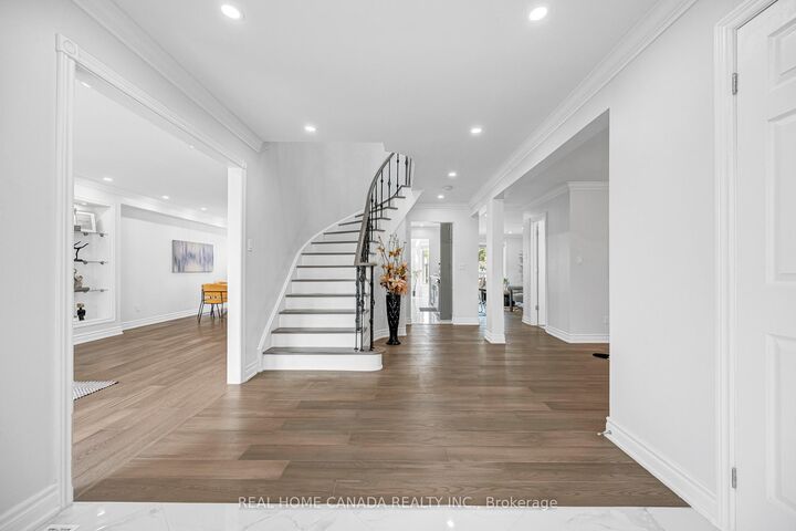 Property Photo: 5315 Huntingfield Drive ON L5R 2G2