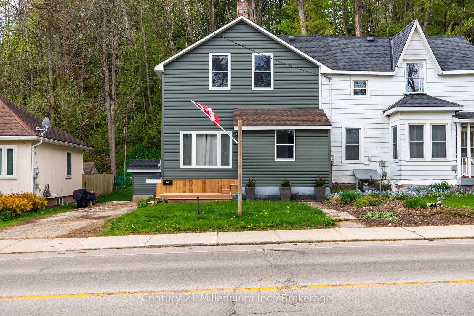 Property Photo:  218 2nd Avenue E  ON N4K 2E6 