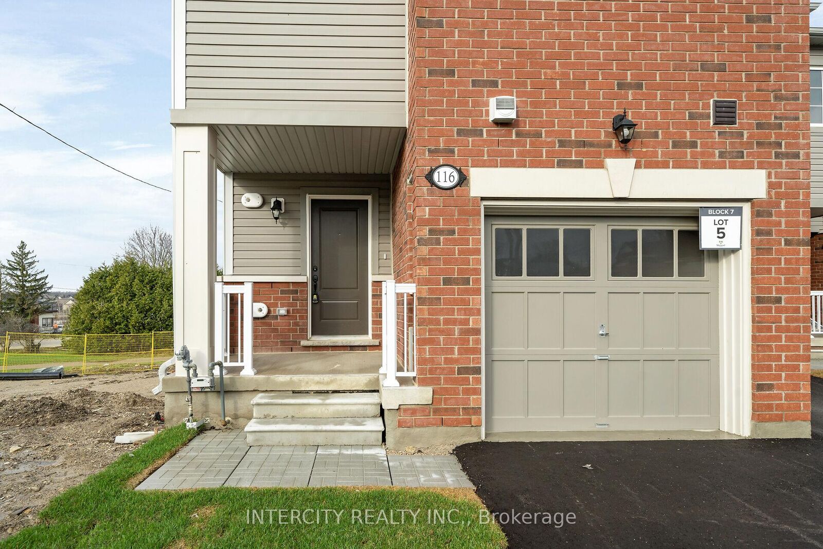 Property Photo: 116 Gordon Street Blk 7 Unit 5 ON L9V 3Y1