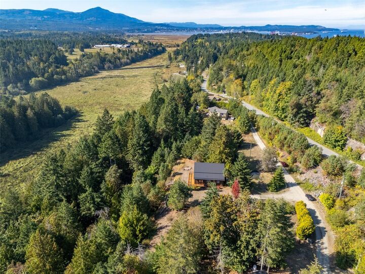 Property Photo: 2405 Lindsey Rd BC V9X 1X3