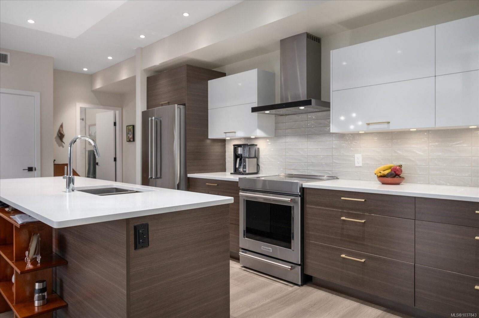 Property Photo: 100 Lombardy St 204 BC V9P 0G4