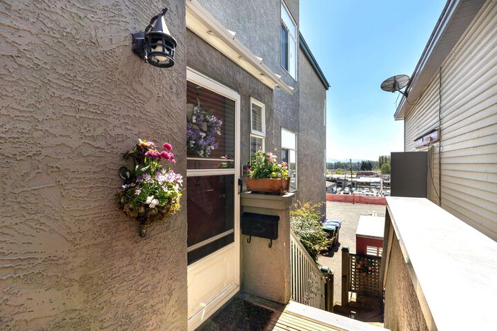 Property Photo:  33344 2nd Avenue 102  BC V2V 1K3 