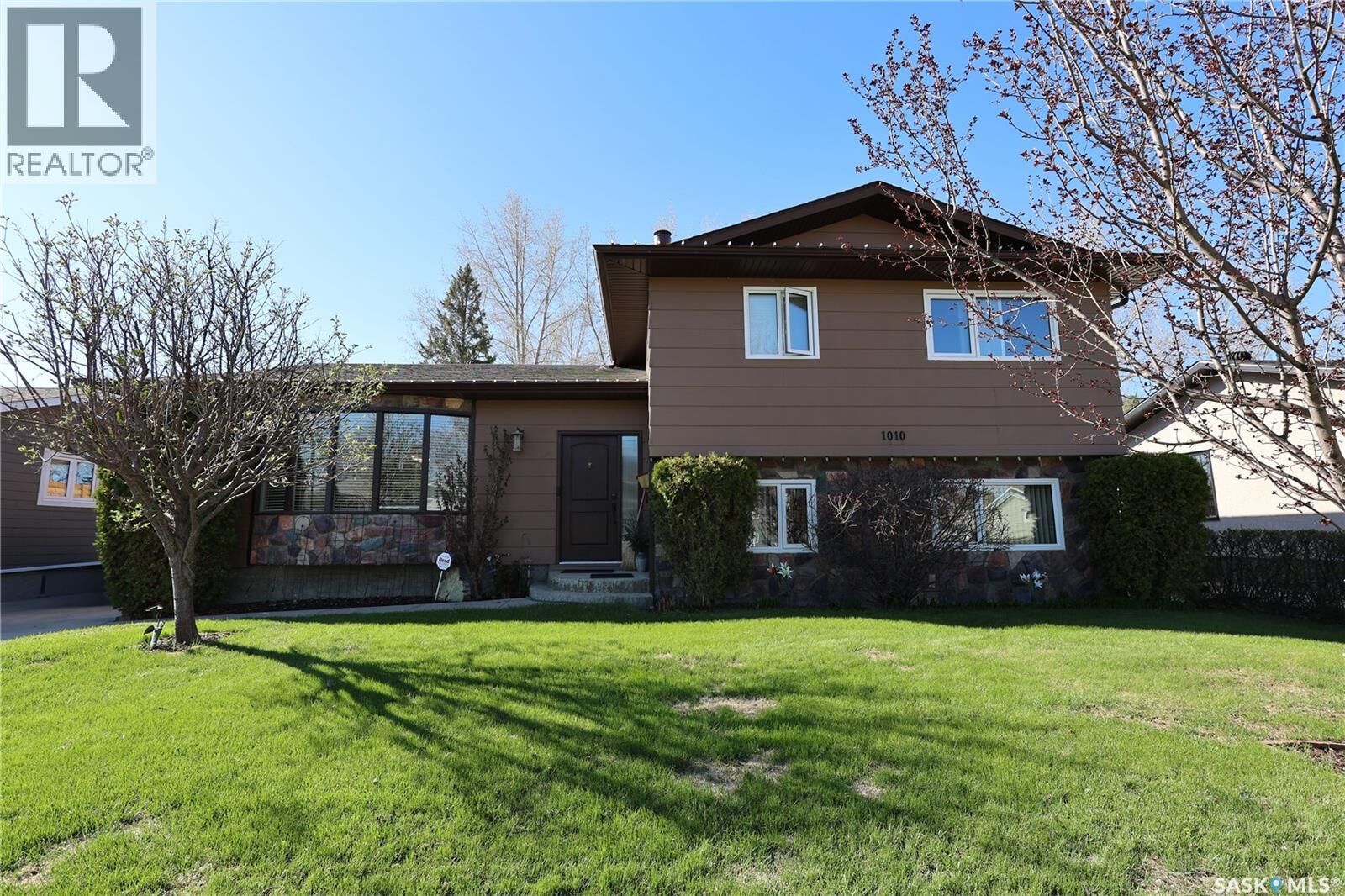 Property Photo:  1010 Woodman Crescent  SK S6V 6L6 