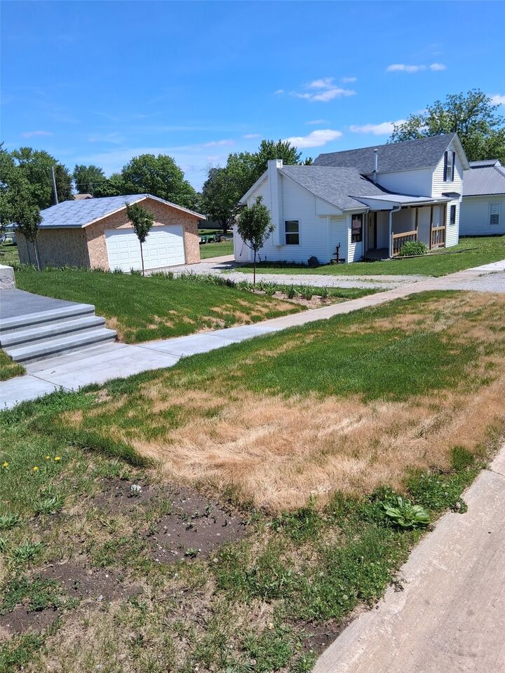 Property Photo:  4 Wood St  IA 52345 
