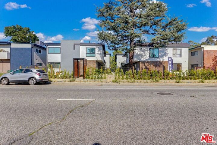 Property Photo: 5726 Woodman Ave CA 91401