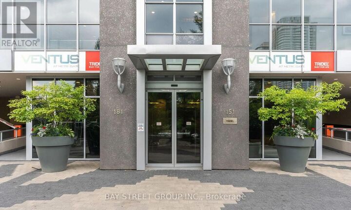 Property Photo:  151 Village Green Square 2703  ON M1S 0K5 