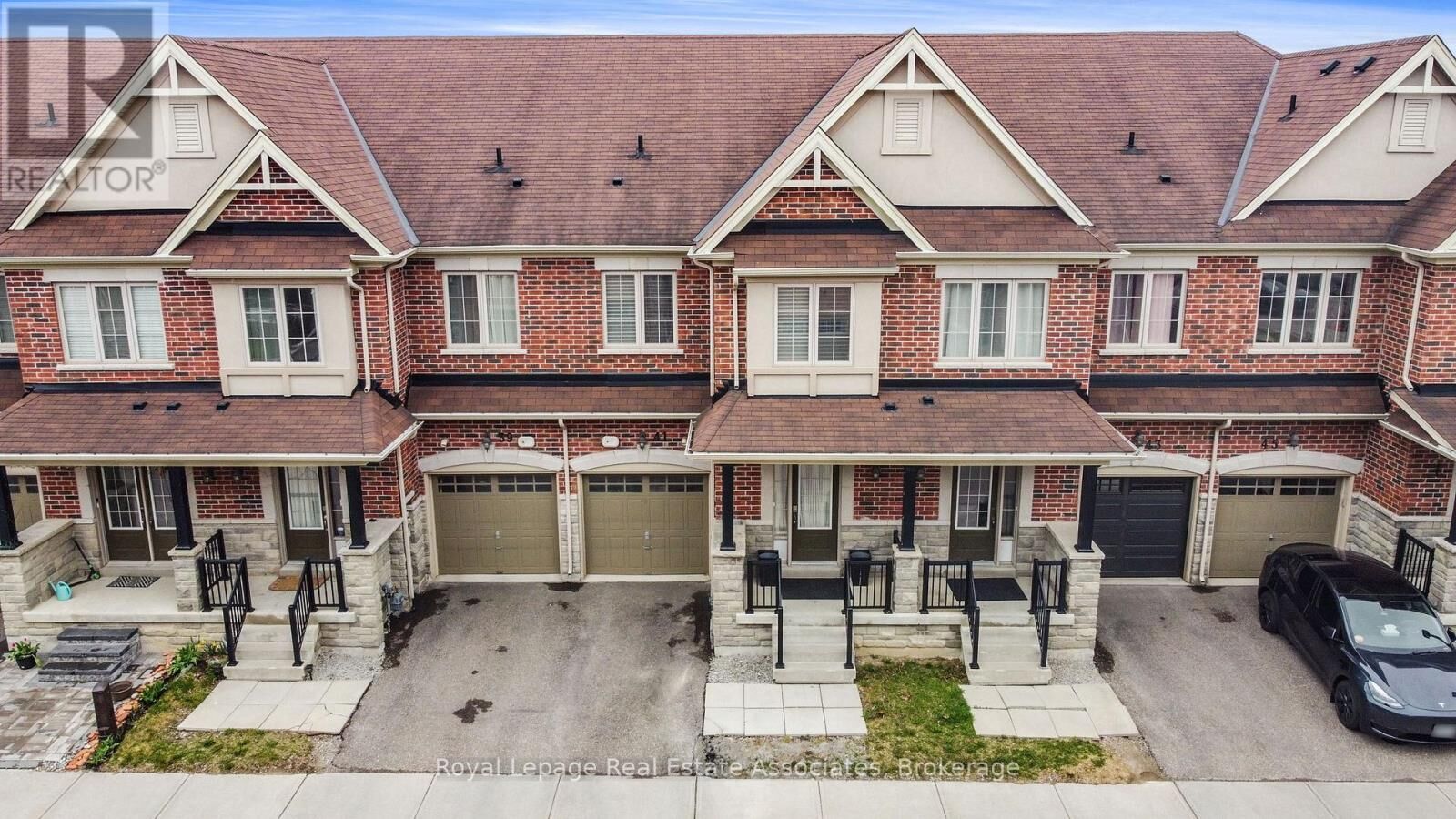 Property Photo:  41 Mazarine Lane  ON L4S 0G2 