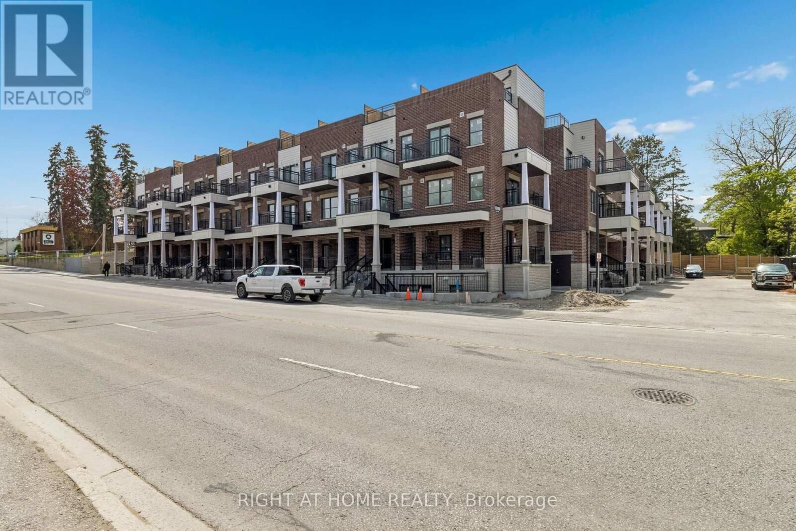 Property Photo:  15100 Yonge Street 206  ON L4G 4C8 
