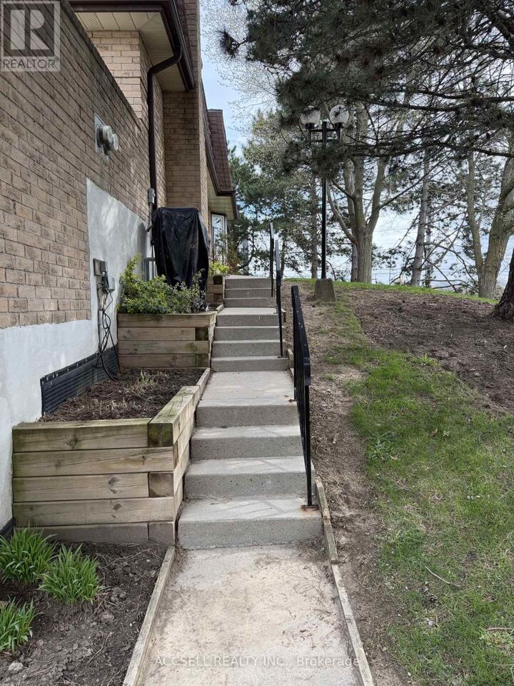 Property Photo:  1510 Upper Middle Road 4  ON L7P 4M5 