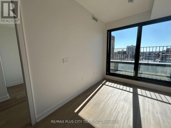 Property Photo:  1 Jarvis Street East 527  ON L8R 3J2 