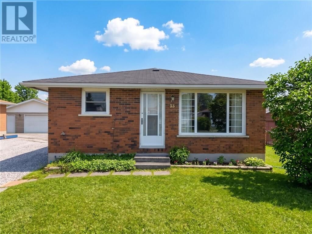 Property Photo: 35 Falcon Crescent ON P0M 1L0