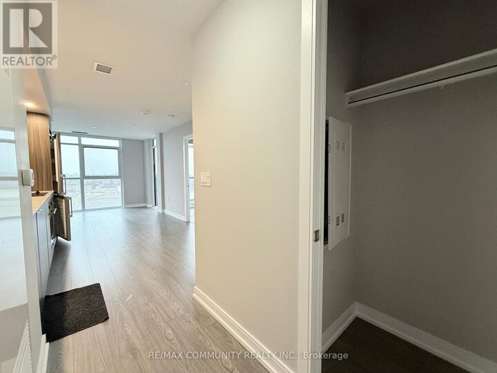 Property Photo: 225 Village Green Square 1001 ON M1S 0N4