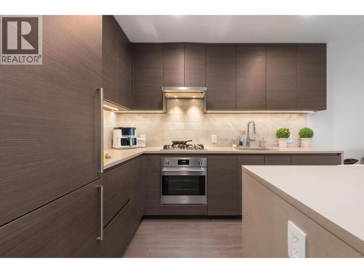 Property Photo:  2108 Gilmore Avenue 5303  BC V5C 0N8 