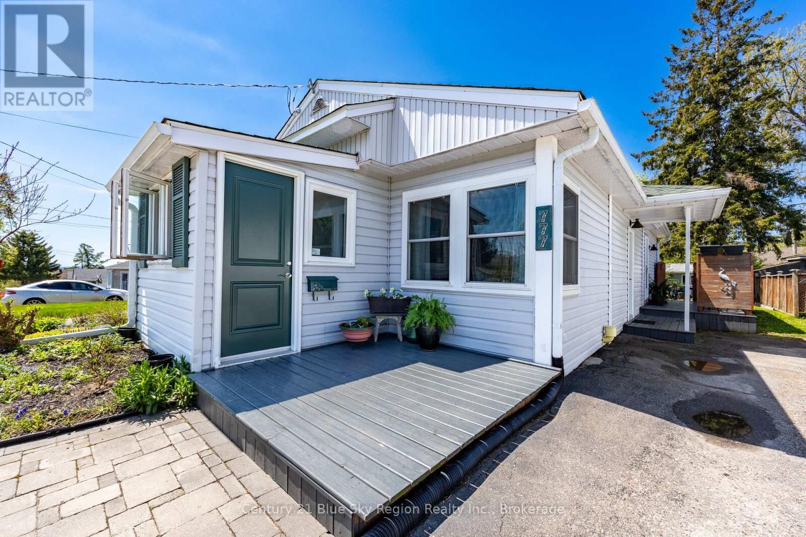 Property Photo:  777 Douglas Street  ON P1B 5P1 