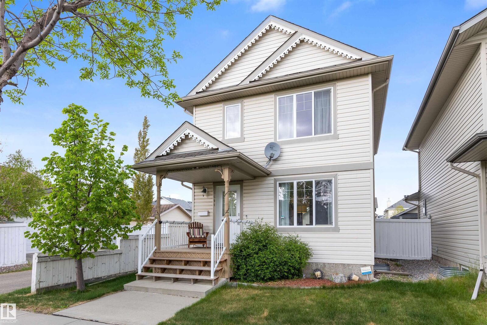 Property Photo:  5504 Stevens Crescent NW  AB T6R 3R4 