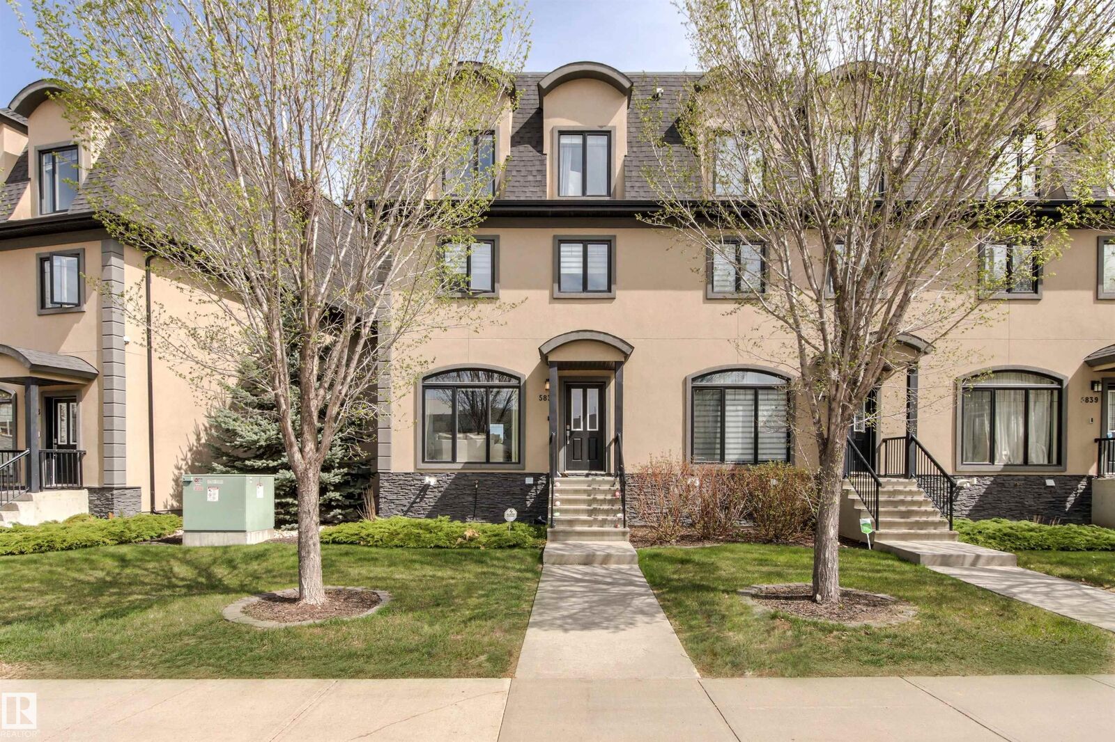 Property Photo:  5835 Mullen Place NW  AB T6R 0T5 