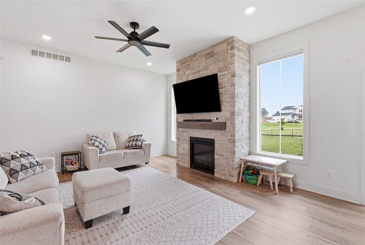 Property Photo:  808 Willow Valley Drive  IA 50211 