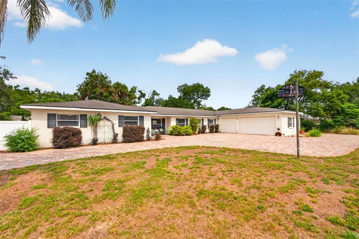 Property Photo: 712 S Oakwood Avenue FL 33511