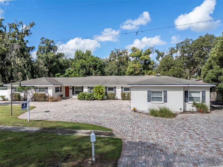 Property Photo:  712 S Oakwood Avenue  FL 33511 