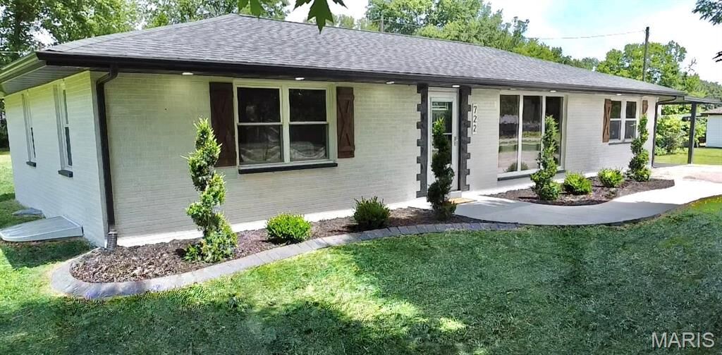 Property Photo:  722 E US Highway 40  IL 62294 