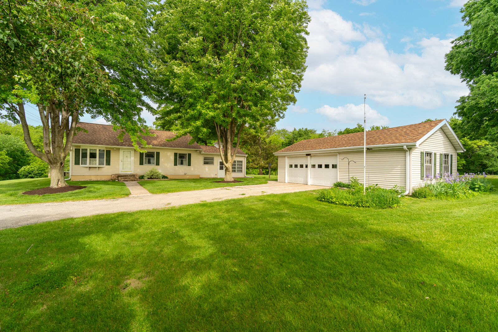 Property Photo: 698 N 2853rd Road IL 61301