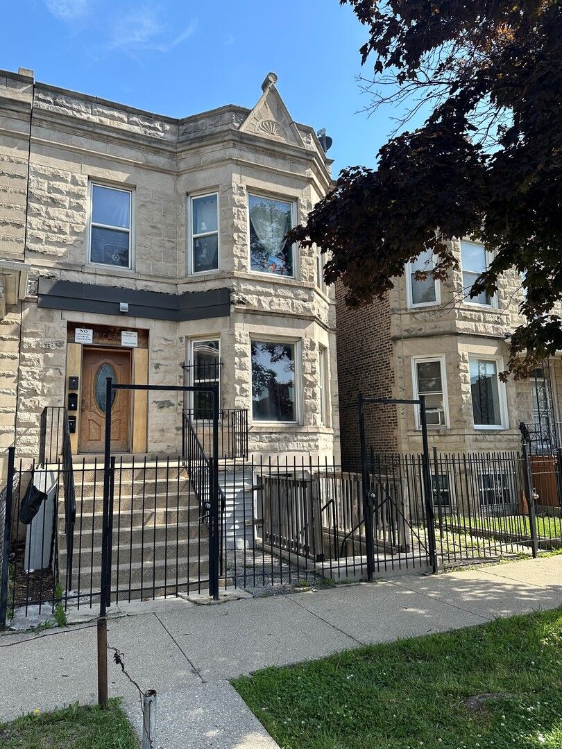 Property Photo:  