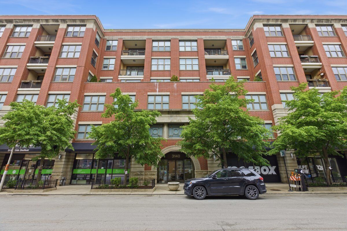 Property Photo:  3140 N Sheffield Avenue 602  IL 60657 