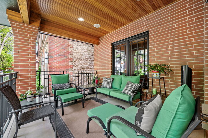 Property Photo:  2705 N Bosworth Avenue  IL 60614 