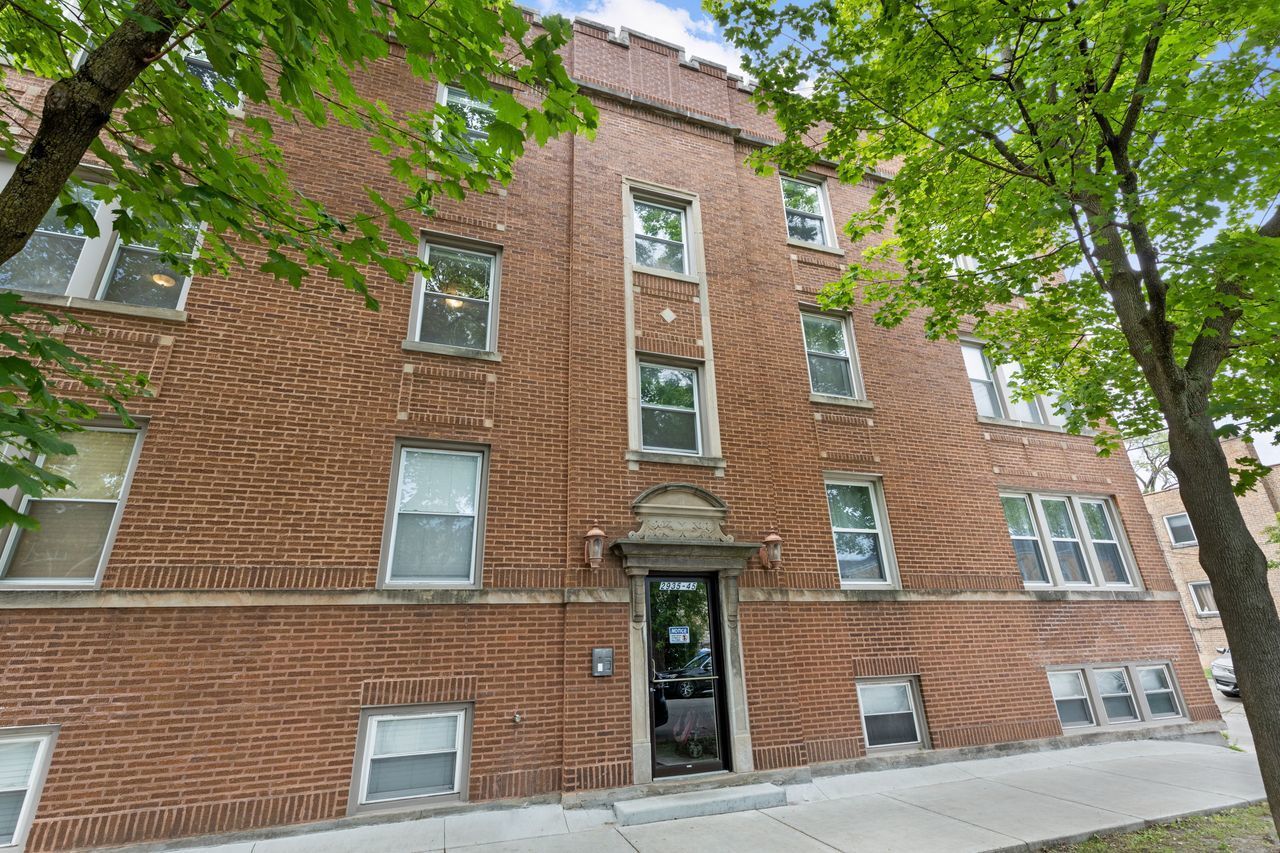 Property Photo: 2935 W Rosemont Avenue 2 IL 60659